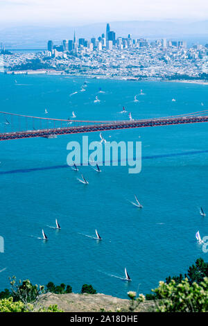 Panoramablick auf San Francisco und die Golden Gate Bridge an einem sonnigen Tag, mit Segelbooten und Surfer harmonisch Wortspiele tutting der Blue Bay. Stockfoto