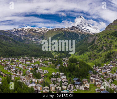 Schöne Antenne Landschaft auf Zermatt und das Matterhorn Gipfel, Schweiz Stockfoto