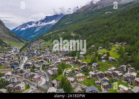 Schöne Antenne Landschaft der Dörfer und Berge in Zermatt Tal Stockfoto