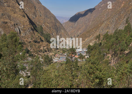Ansicht des ländlichen Dorf Huayllapa in der Cordillera Huayhuash, Ancash, Peru Stockfoto