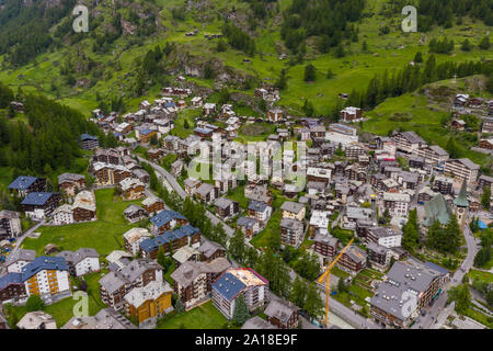 Schöne Antenne Landschaft von Dörfern auf Zermatt Tal im Sommer Stockfoto