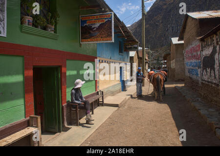 Ländliche Szene im Dorf Huayllapa in der Cordillera Huayhuash, Ancash, Peru Stockfoto