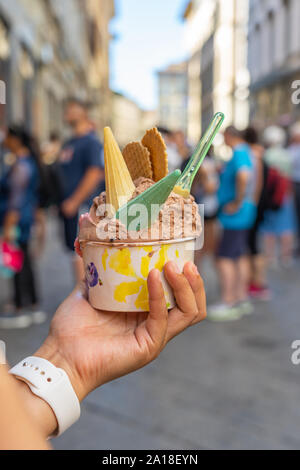 Schließen Sie herauf Foto der weiblichen Hand gelato Speiseeis Stockfoto