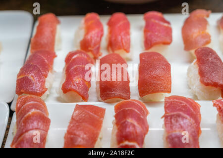 Japanische Küche Frische nigiri Sushi Buffet Restaurant Stockfoto