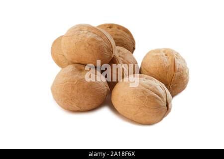 Walnüsse auf weißem Hintergrund. Mit Freistellungspfad Stockfoto
