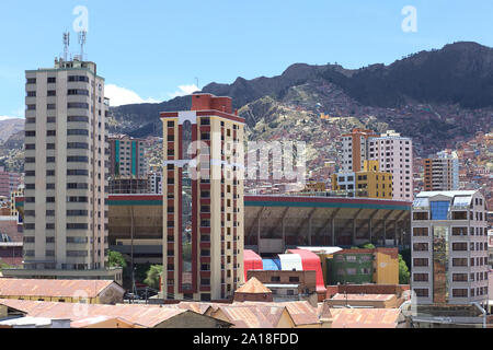 LA PAZ, BOLIVIEN - Oktober 12, 2014: Das Stadion Estadio Hernando Siles im Stadtteil Miraflores in La Paz, Bolivien Stockfoto