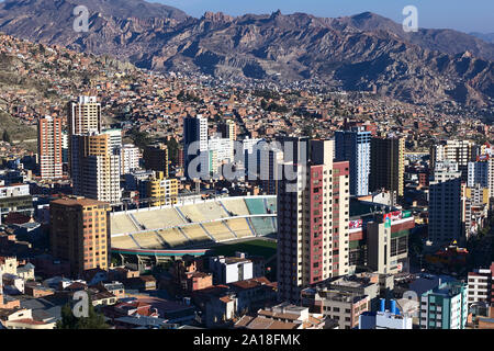 LA PAZ, BOLIVIEN - Oktober 14, 2014: Das Stadion Estadio Hernando Siles im Stadtteil Miraflores in La Paz, Bolivien Stockfoto