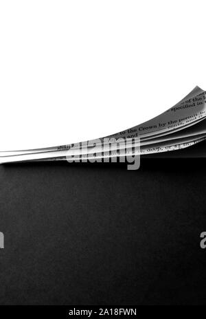 Schreiben alte Hinweis Papier auf Holz Hintergrund Stockfoto