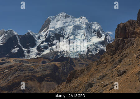 Epische Blick auf Yerupajá in der Cordillera Huayhuash, Ancash, Peru Stockfoto