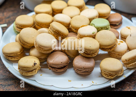Nahaufnahme Foto von bunten und leckeren Macaron Kuchen Stockfoto