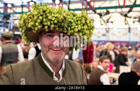 München, Deutschland. 21 Sep, 2019. Der Friseur Armin Jumel steht an seinem Stammtisch auf dem Oktoberfest im Schottenhamel Festzelt. Für Armin Jumel, Wiesn traditionell bedeutet zwei Wochen Ausnahmezustand: Für 29 Jahre, die München Mann sitzt im Schottenhamel Festzelt auf dem Oktoberfest - jeden Tag. Credit: Sven Hoppe/dpa/Alamy leben Nachrichten Stockfoto