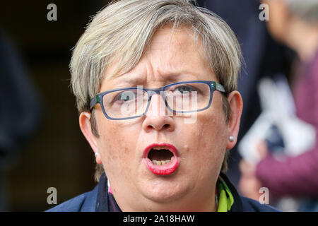 London, Großbritannien. 24 Sep, 2019. Joanna Cherry MP, SNP sprechen außerhalb der Oberste Gerichtshof an dem Tag, an dem der Gerichtshof entschied, daß der britische Premierminister Boris Johnson die Entscheidung des Parlaments ist rechtswidrig zu vertagen. Credit: SOPA Images Limited/Alamy leben Nachrichten Stockfoto