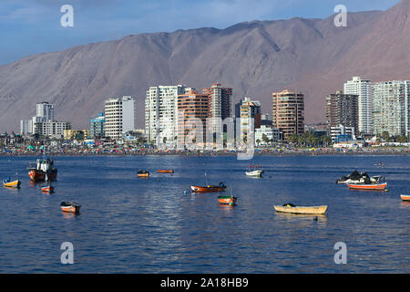 IQUIQUE, CHILE - Januar 23, 2015: Blick von der Halbinsel am Ende der Strand Cavancha in Iquique, Chile Stockfoto