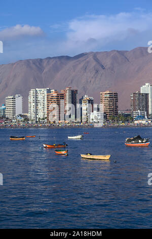 IQUIQUE, CHILE - Januar 23, 2015: Blick von der Halbinsel am Ende der Strand Cavancha in Iquique, Chile Stockfoto