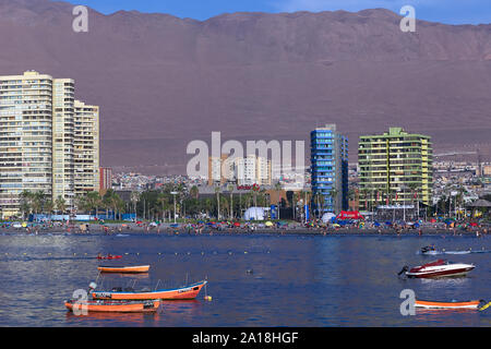 IQUIQUE, CHILE - Januar 23, 2015: Blick von der Halbinsel am Ende der Strand Cavancha in Iquique, Chile Stockfoto