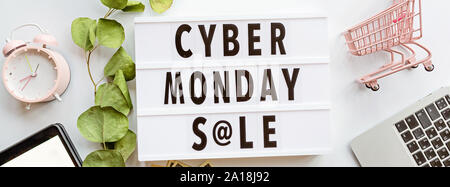 Kreative Förderung Zusammensetzung der Cyber Monday verkauf Text auf Lightbox auf weißem Hintergrund, nächste Lebensmittelgeschäft Trolley, Wecker, Laptop, Tablet. Banner für Stockfoto