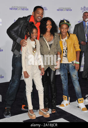 LOS ANGELES, Ca. Februar 08, 2011: Will Smith & Ehefrau Jada Pinkett Smith & Kinder Jaden & Willow am Los Angeles Premiere von "Justin Bieber: Sag niemals Nie" an der Nokia Theater LA Live. © 2011 Paul Smith/Featureflash Stockfoto