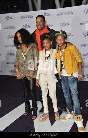 LOS ANGELES, Ca. Februar 08, 2011: Will Smith & Ehefrau Jada Pinkett Smith & Kinder Jaden & Willow am Los Angeles Premiere von "Justin Bieber: Sag niemals Nie" an der Nokia Theater LA Live. © 2011 Paul Smith/Featureflash Stockfoto