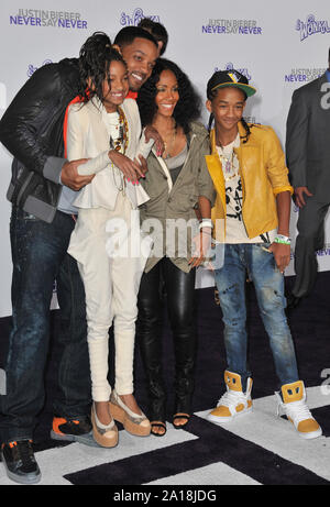 LOS ANGELES, Ca. Februar 08, 2011: Will Smith & Ehefrau Jada Pinkett Smith & Kinder Jaden & Willow am Los Angeles Premiere von "Justin Bieber: Sag niemals Nie" an der Nokia Theater LA Live. © 2011 Paul Smith/Featureflash Stockfoto