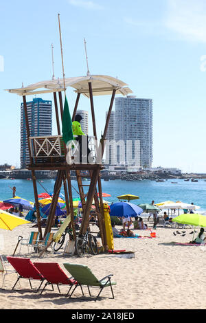 IQUIQUE, CHILE - Januar 23, 2015: Nicht identifizierte Person in Rettungsschwimmer Wachturm auf Strand Cavancha am 23. Januar 2015 in Iquique, Chile. Stockfoto