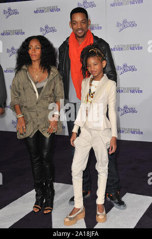 LOS ANGELES, Ca. Februar 08, 2011: Will Smith & Ehefrau Jada Pinkett Smith & Tochter Willow am Los Angeles Premiere von "Justin Bieber: Sag niemals Nie" an der Nokia Theater LA Live. © 2011 Paul Smith/Featureflash Stockfoto