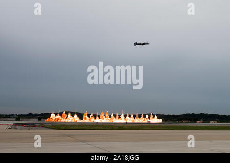 Die Air Combat Command A-10 Demonstration Team mit der 51 Bauingenieur Squadron die Beseitigung von Explosivstoffen Flug simulieren ein Fallen der Munition während der Osan Flughafen Tag Sept. 21, 2019, am Osan Flughafen, Republik Korea. Die Veranstaltung feiert die US-ROK-Allianz und verfügt über Antenne Performances, statische zeigt und eine Vielzahl von Festlichkeiten. (U.S. Air Force Foto: Staff Sgt. Ramon A. Adelan) Stockfoto