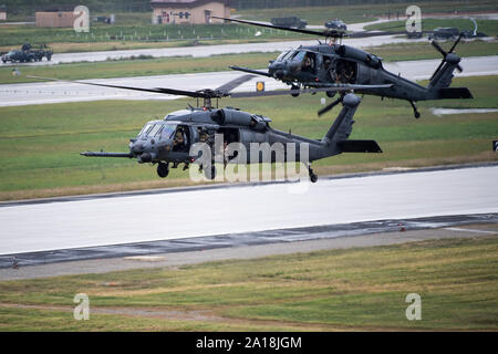 Zwei HH-60 s bis zum 33 Rescue Squadron zugeordnet Abfahrt nach Aus droping pararescuemen bei der Suche und Rettung demonstration Sept. 21, 2019, am Osan Flughafen, Republik Korea. Die Demonstration fand in der Osan Flughafen Tag, wo die Besucher die historischen, anhaltende US-ROK Allianz feiern. (U.S. Air Force Foto: Staff Sgt. Ramon A. Adelan) Stockfoto