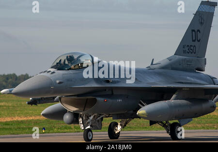 Us Air Force Oberstleutnant Christopher Wilson, 121 Fighter Squadron F-16C Fighting Falcon Pilot, 113 Flügel, Distrikt von Columbia, Air National Guard, Taxis für den Start bei Lask Air Base, Polen, 20. September 2019. Wilson und andere Piloten aus Die 121 FS waren Training mit ihren polnischen Verbündeten Abschreckung Bemühungen zur Stärkung und Verbesserung der Bereitschaft und Reaktionsfähigkeit. (U.S. Air Force Foto von Airman 1st Class Kyle Cope) Stockfoto