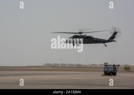 Eine emiratische UH-60 Black Hawk zieht nach der Annahme einer simulierten Patienten während einer großen First Responder übung Sept. 24, 2019, Al Dhafra Air Base, Vereinigte Arabische Emirate. Die Ausübung geholfen, Partnerschaft mit den Vereinigten Arabischen Emiraten Air Force Joint Aviation Befehl fördern eine aeromedical evacuation Szenario über Hubschrauber zu üben. (U.S. Air Force Foto: Staff Sgt. Chris Thornbury) Stockfoto