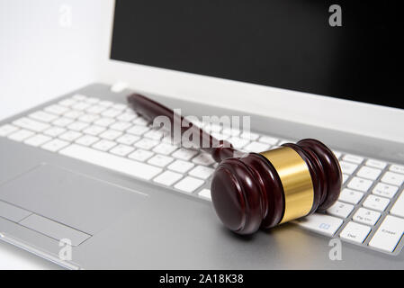 Holz Richter Hammer auf einem silbernen Laptop, Domainrecht oder Online Auktion Konzept. Stockfoto