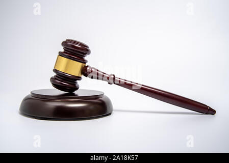 Eine hölzerne Richter Hammer auf weißem Hintergrund. Stockfoto