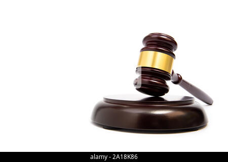 Eine hölzerne Richter Hammer auf weißem Hintergrund. Stockfoto