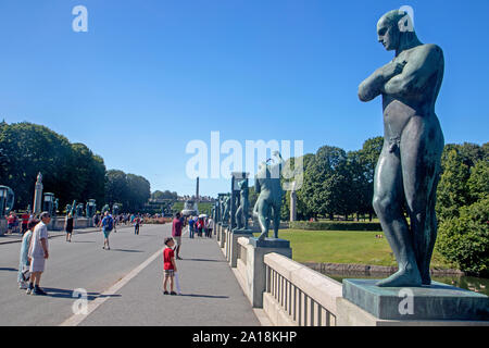 Bronxe Gustav Vigeland Statuen auf der Brücke an Vigeland Park (Frogner Park) Stockfoto