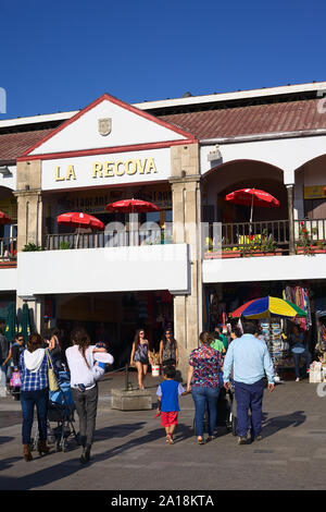 LA SERENA, CHILE - 27. FEBRUAR 2015: unbekannte Menschen zu Fuß in Richtung La Recova städtischen Markt im Zentrum der Stadt in La Serena, Chile Stockfoto