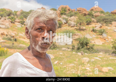 Maski, Indien, 21. September 2019: Portrait eines Stammes- senior Inder in die Kamera starrt Stockfoto