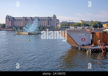 Das liegt sie Glas Eisberg Skulptur neben der Oper in Oslo Stockfoto