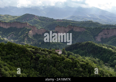 Die mittelalterliche orthodoxe Kloster von Rozhen und Rozhen Pyramiden - eine einzigartige Pyramide berge Felsen in Bulgarien, in der Nähe von Melnik. Stockfoto