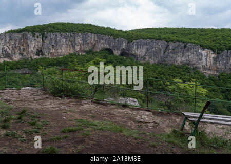 Aussichtspunkt "Die Bank der Liebe' am Rand der Schlucht Dryanovo River in der Nähe von Kloster St. Erzengel Michael, Gabrovo, Bulgarien Stockfoto