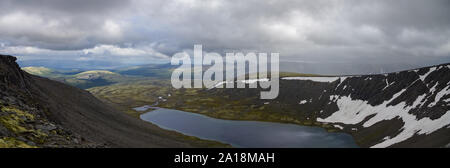 Mountain Lake Panorama im Tal mit Moosen und Felsen mit Flechten bedeckt. Khibiny Bergen oberhalb des Polarkreises, Halbinsel Kola, Russland Stockfoto