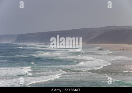 Blick auf den wunderschönen Strand von Bordeira, berühmte Surfen in der Region der Algarve, Portugal Stockfoto