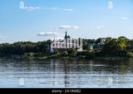 Ansicht des Staroladozhsky Nikolsky Kloster in alten Ladoga aus Volhov River. Region Leningrad, Russland Stockfoto