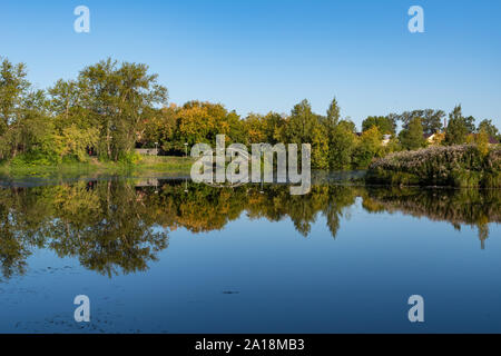 Zakharyevsky Park, eine Brücke über den Tabora Teich, neben Tichwin Annahme (Bogorodichny Uspensky) Kloster. Region Leningrad. Russland Stockfoto