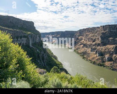 Snake Canyon River Gorge ab dem Snake River Rim Trail auf sonnigen Sommertag in der Nähe von Shoshone Falls Park, Twil Falls, Idaho, USA Stockfoto