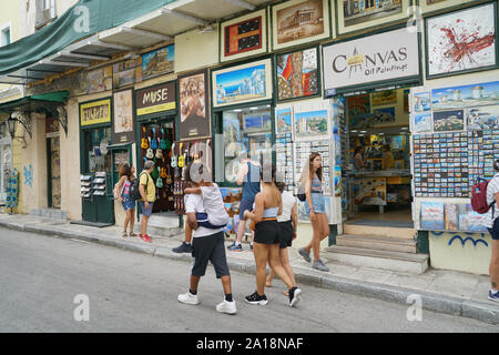 Athen Griechenland - 15. JULI 2019; Touristen durch die Straßen der Vergangenheit Geschäfte im Stadtteil Plaka. Stockfoto