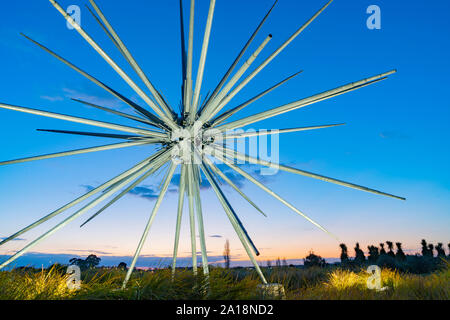 Tauranga Neuseeland - 19. September 2019; Spinifex mit dem Titel öffentliche Kunstwerke Spot beleuchtet und von Stahl schliessen, durch Künstler Regan Gentry am Eingang inters Stockfoto