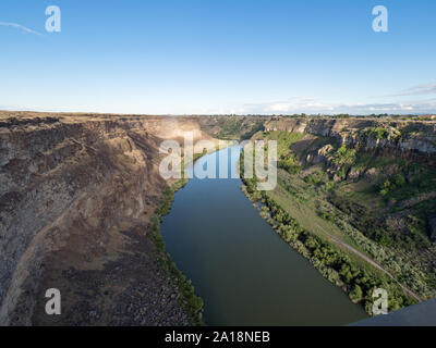 Snake Canyon River Gorge ab Perrine Bridge in der Dämmerung auf sonnigen Sommertag in der Nähe von Shoshone Falls Park, Twil Falls, Idaho, USA Stockfoto