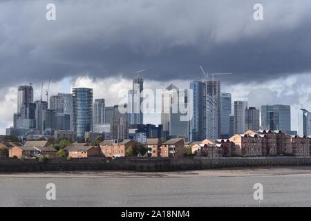 Sturmwolken über Canary Wharf Stockfoto