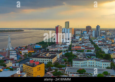 Stadtbild der Stadt Guayaquil bei Sonnenuntergang mit Fluss Guayas und Wolkenkratzer Skyline, Guayaquil, Ecuador. Stockfoto