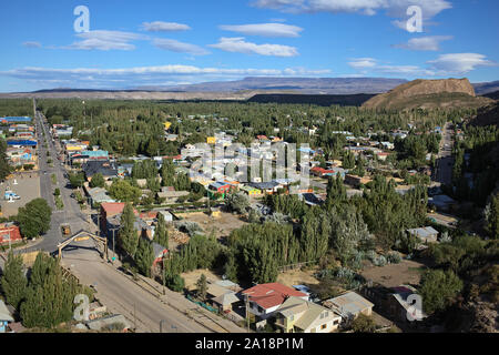 CHILE CHICO, CHILE - Februar 23, 2016: Blick von der Plaza del Viento Aussichtspunkt der Stadt Chile Chico im Südosten in Chile Stockfoto