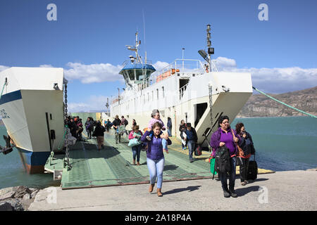 PUERTO IBANEZ, CHILE - 20. FEBRUAR 2016: Unbekannter Menschen von Bord der Fähre von Chile Chico in Puerto Ibanez in Chile Stockfoto